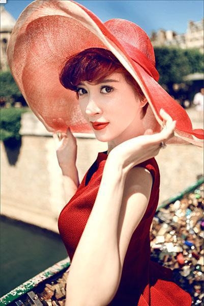 金巧巧带助理出游 优待员工击破扣工资谣言