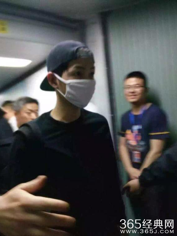 宋仲基现身长沙将录《快乐大本营》