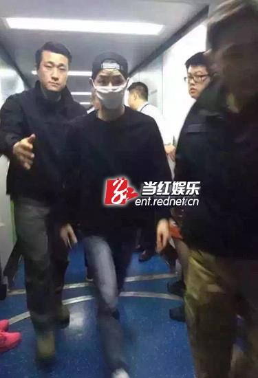 宋仲基抵达长沙 录制《快乐大本营》频露微笑