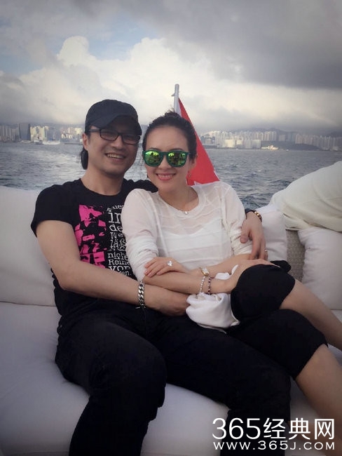幸福女人的模样 章子怡躺汪峰怀中庆结婚一周年