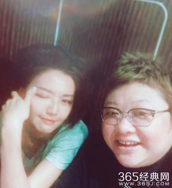 微醺的孙燕姿好美！韩红晒两人酒后亲密自拍