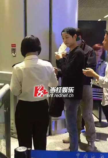 宋仲基抵达长沙 录制《快乐大本营》频露微笑