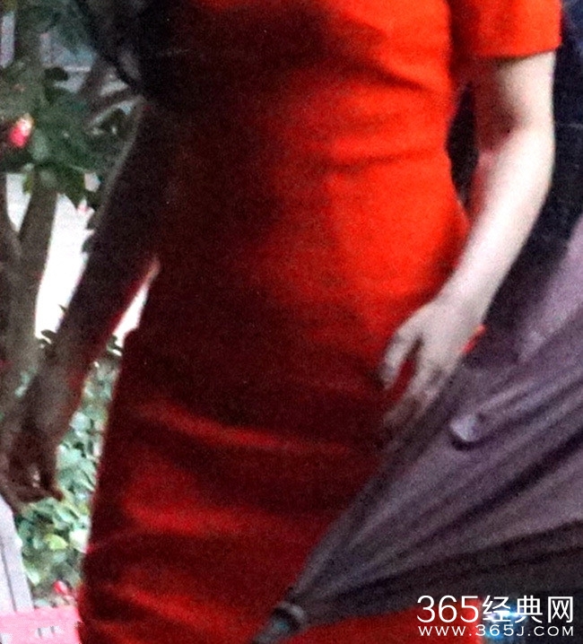 范冰冰小腹微隆躲拍照 上下台被搀扶