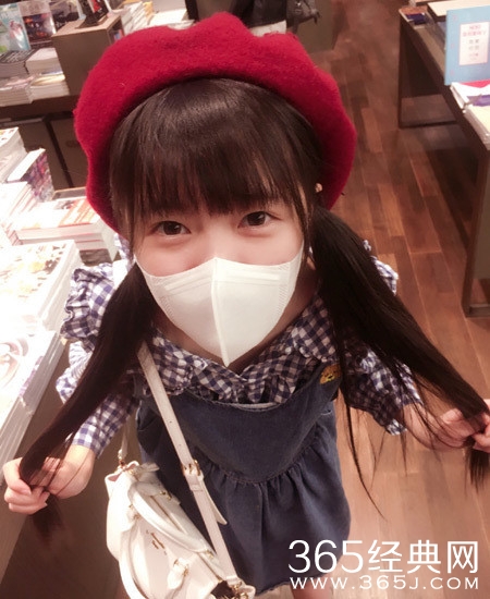 18岁徐娇逛书店狂拍照 上蹿下跳未见看书