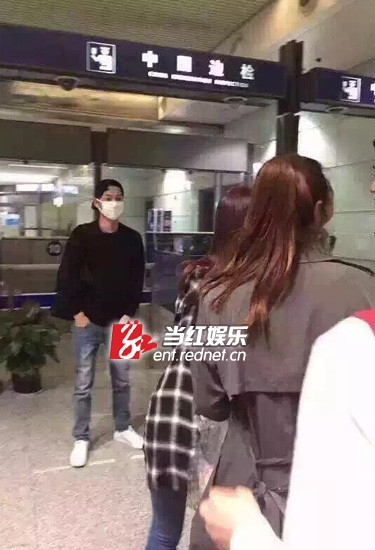 宋仲基抵达长沙 录制《快乐大本营》频露微笑