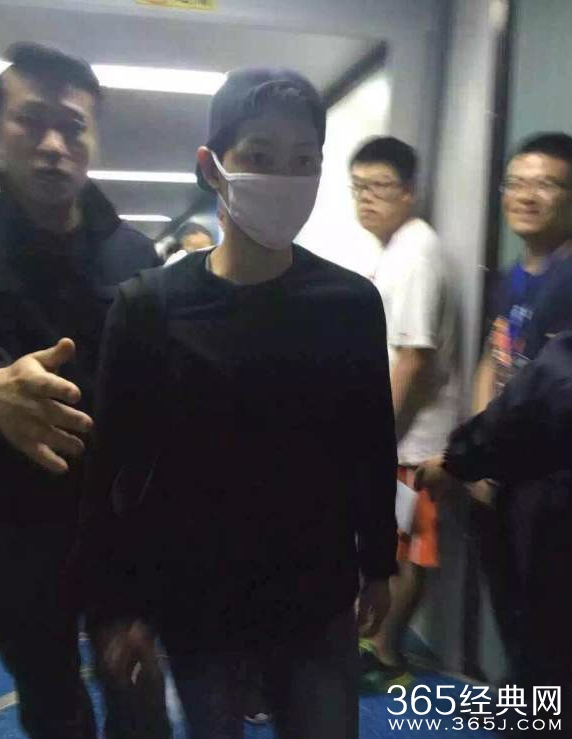 宋仲基现身长沙将录《快乐大本营》