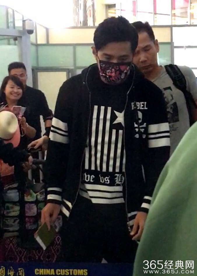 少女心!周杰伦粉红色口罩现身