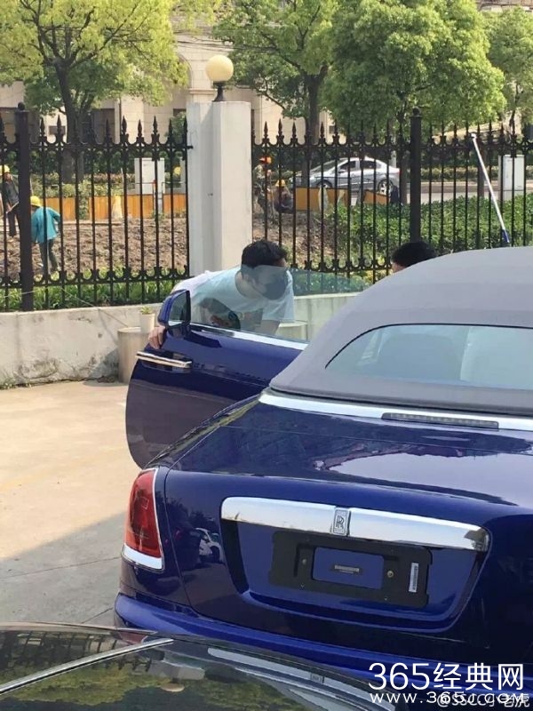 王思聪带美女买车 668万劳斯莱斯一次付清