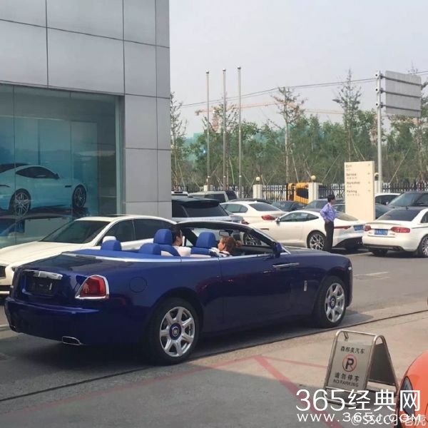 王思聪带美女买车 668万劳斯莱斯一次付清