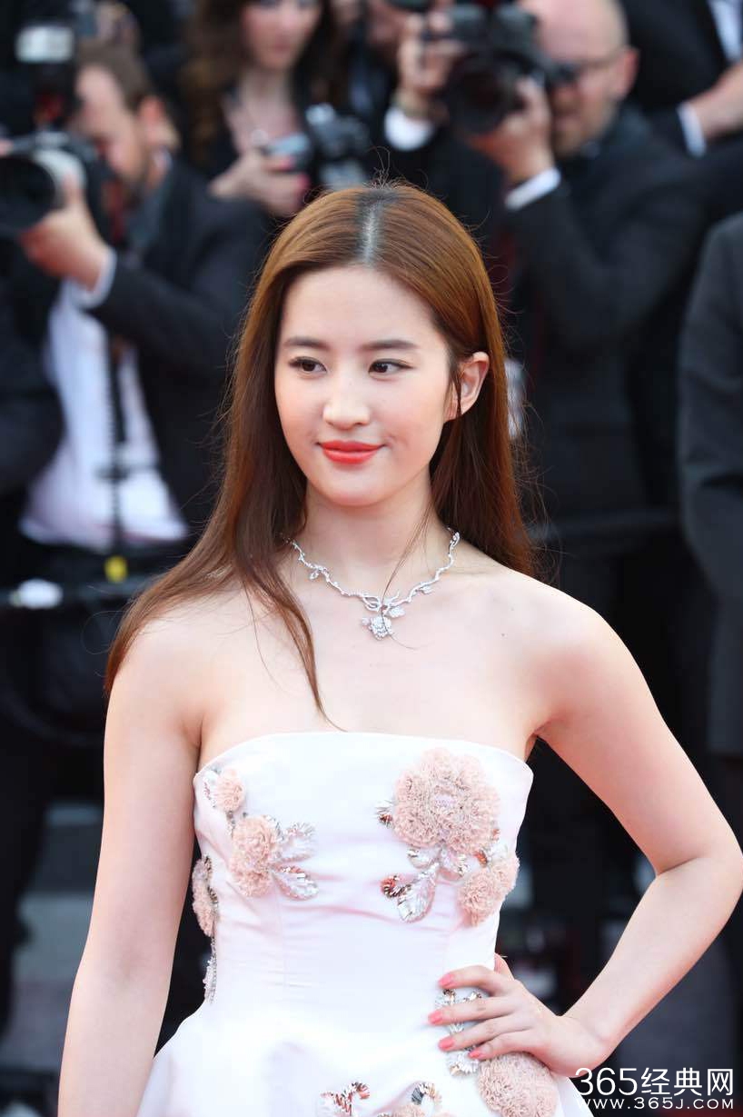 巩俐李冰冰争艳戛纳开幕红毯 无名女星疯狂抢镜