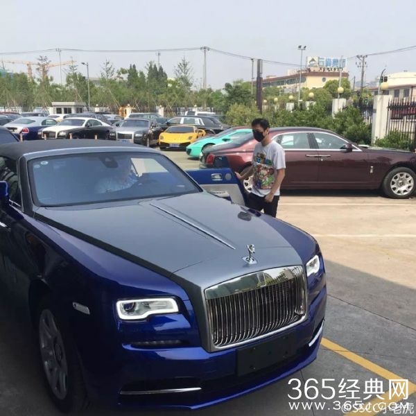 王思聪带美女买车 668万劳斯莱斯一次付清