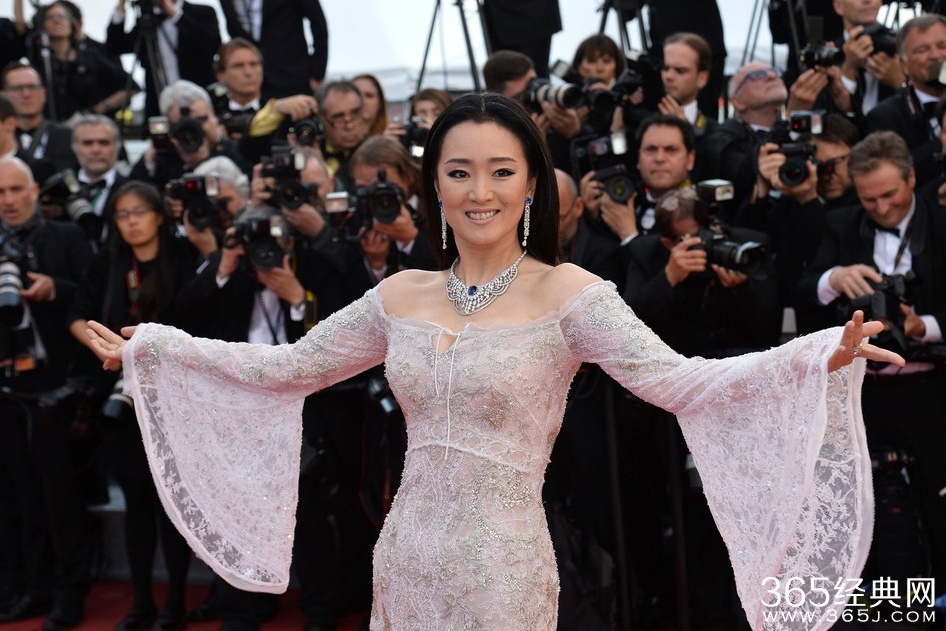 巩俐李冰冰争艳戛纳开幕红毯 无名女星疯狂抢镜