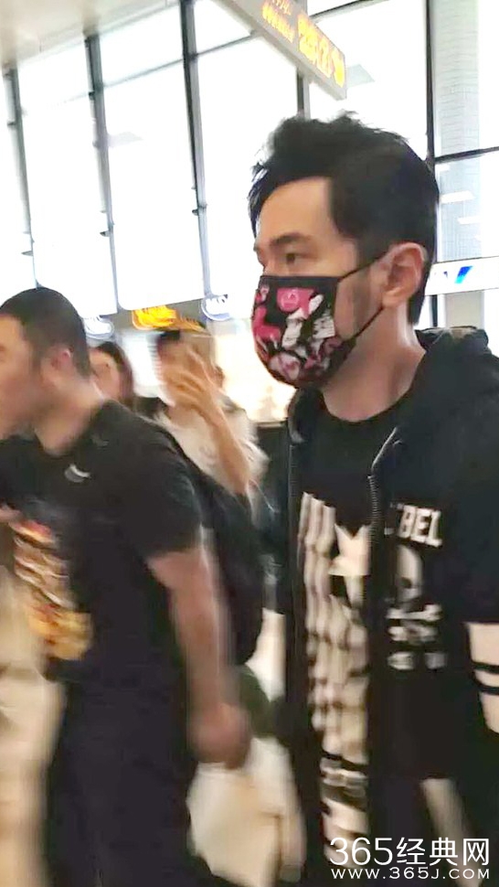 少女心！周杰伦粉红色口罩现身