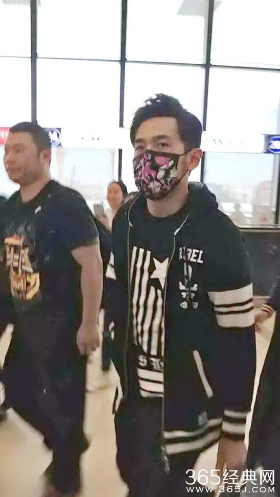 少女心！周杰伦粉红色口罩现身