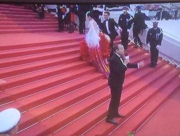 台湾女星戛纳走红毯一步一停 无奈被安保请走