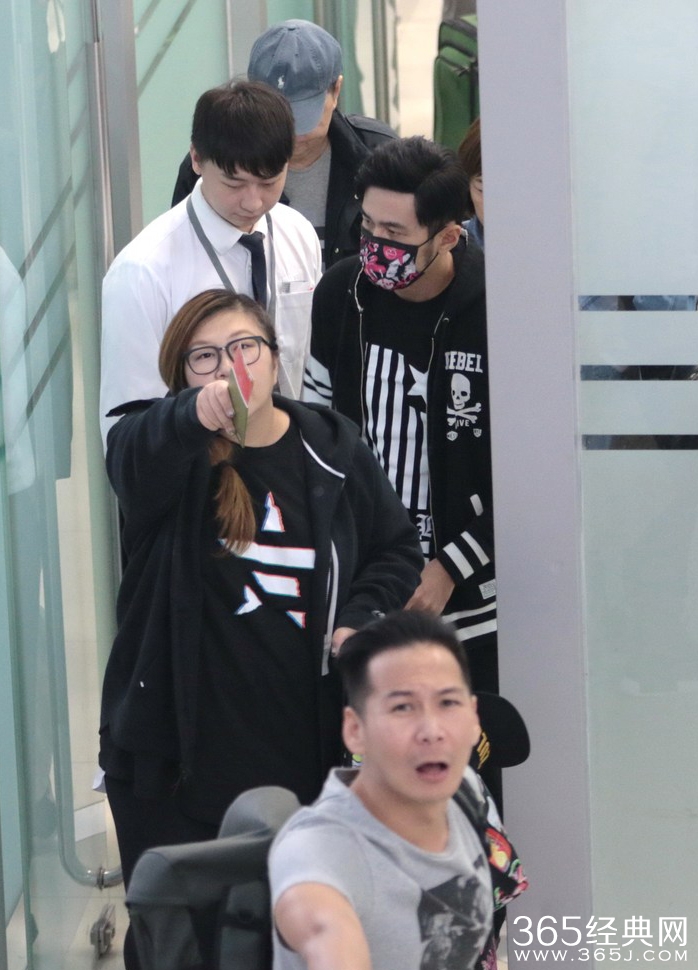 少女心！周杰伦粉红色口罩现身