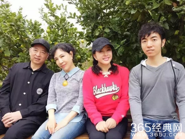 刘晓庆晒全家福 幸福就这么简单