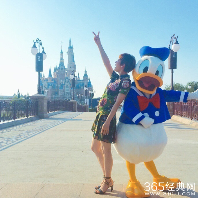 孙俪坐旋转木马似公主