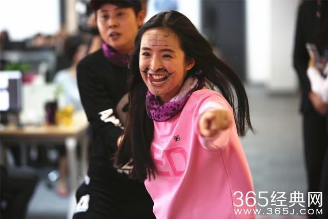 偶像包袱破碎：黎明变身服务员 林依晨丑出天际