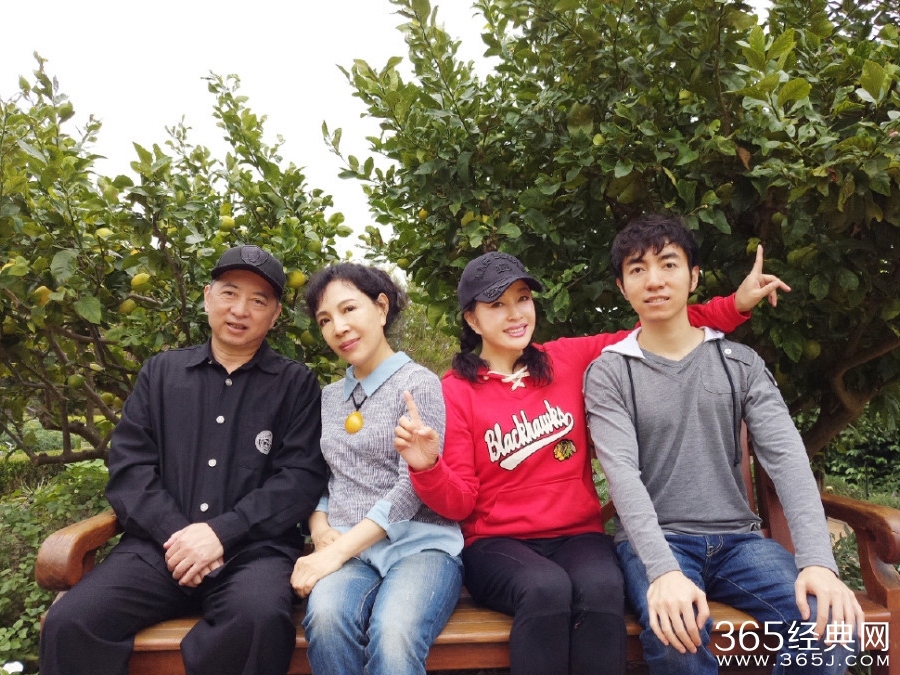 刘晓庆晒全家福 幸福就这么简单