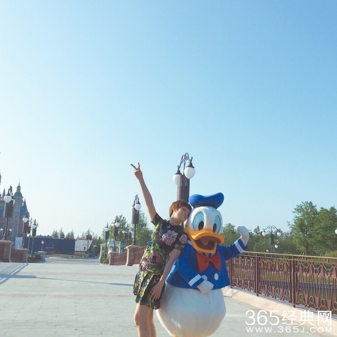 孙俪坐旋转木马似公主