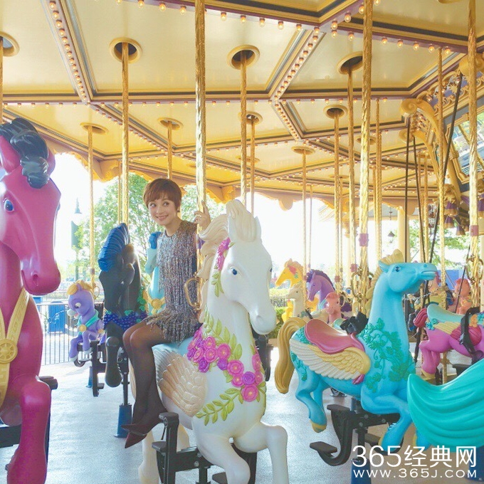 孙俪坐旋转木马似公主