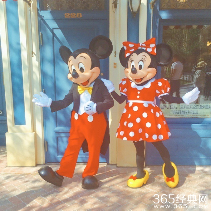 孙俪坐旋转木马似公主