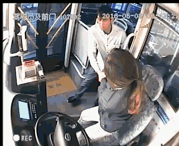 苏州522路公交车司机孙连连劝阻男乘客抽烟 被暴打5分钟