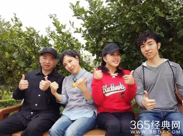 刘晓庆晒全家福 幸福就这么简单