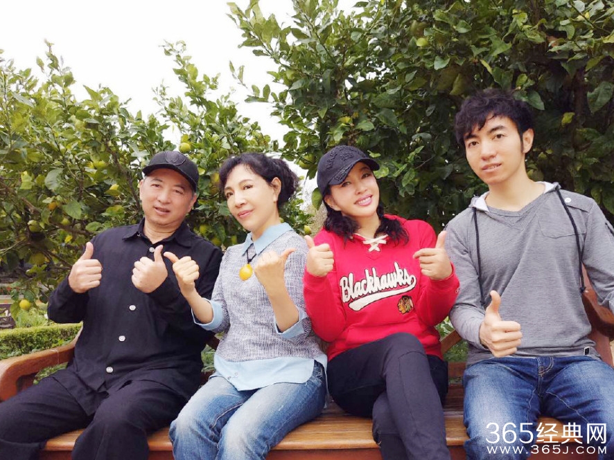 刘晓庆晒全家福 幸福就这么简单