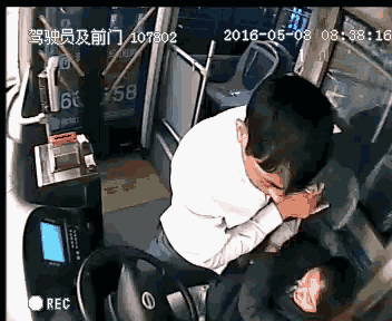 苏州522路公交车司机孙连连劝阻男乘客抽烟 被暴打5分钟