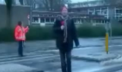 记者采访文明礼让斑马线被撞飞视频实拍