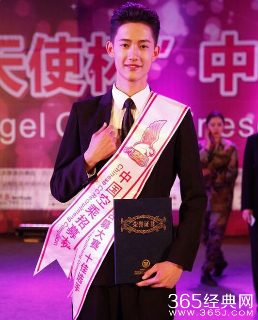 阳兵卓微博资料遭扒 假宋仲基遭粉丝围堵