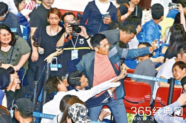 周润发玩自拍挑战吉尼斯纪录 3分钟合影131人