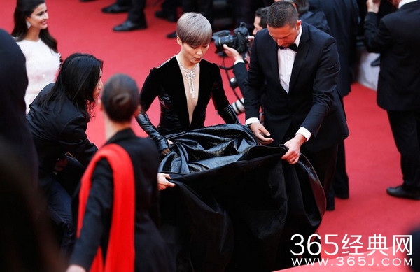 戛纳红毯价目表曝光 花30万开闭幕式包亮相