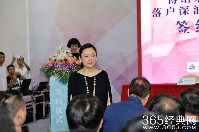 陈凯歌夫妇罕见合体捞金 陈红素颜面部浮肿