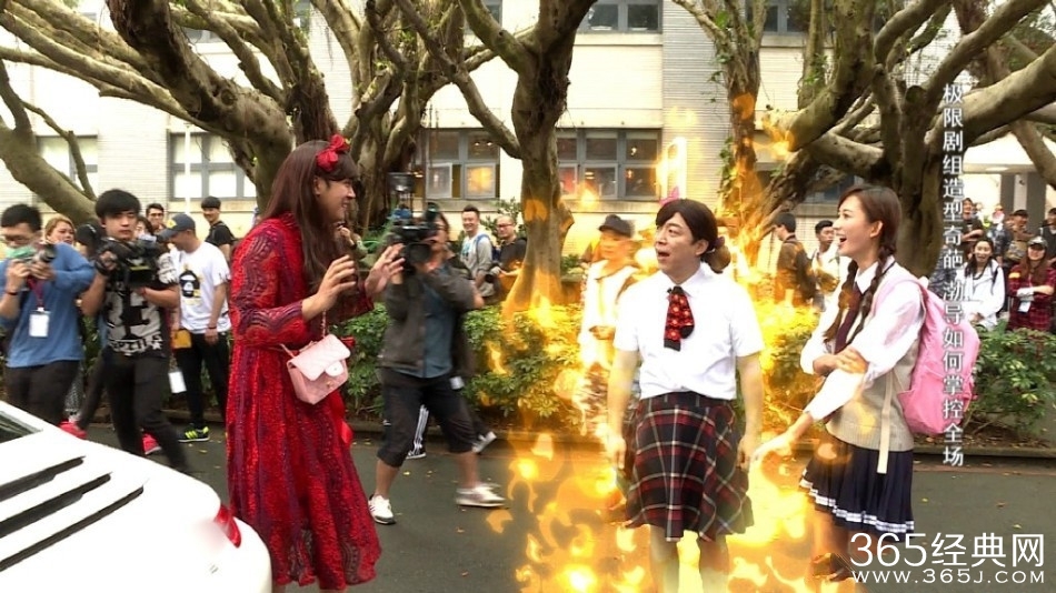 《极挑2》黄渤变学生妹 导戏遭大伙泼水