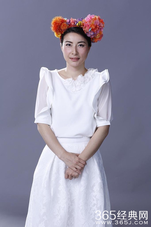 跳水皇后变珊瑚妹！郭晶晶穿白裙为慈善拍广告