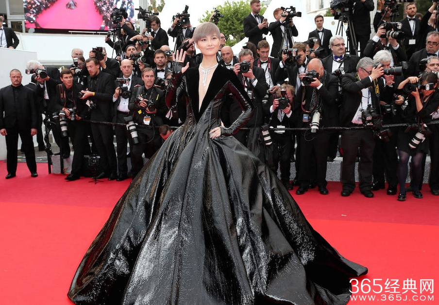 李宇春戛纳造型曝光 价值1700万的“黑天鹅”