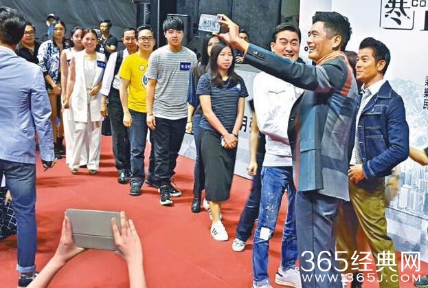 周润发玩自拍挑战吉尼斯纪录 3分钟合影131人