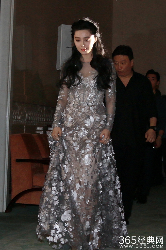 范冰冰透视装美胸隐现 肤白貌美娇艳欲滴