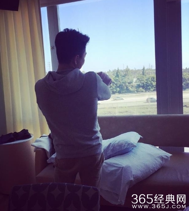 李小鹏抱二胎晒背影照 温馨甜蜜父爱满满