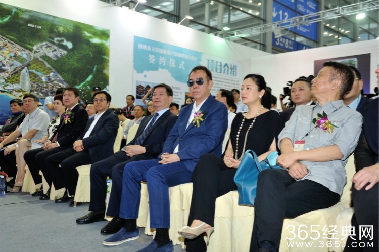 陈凯歌夫妇罕见合体捞金 陈红素颜面部浮肿