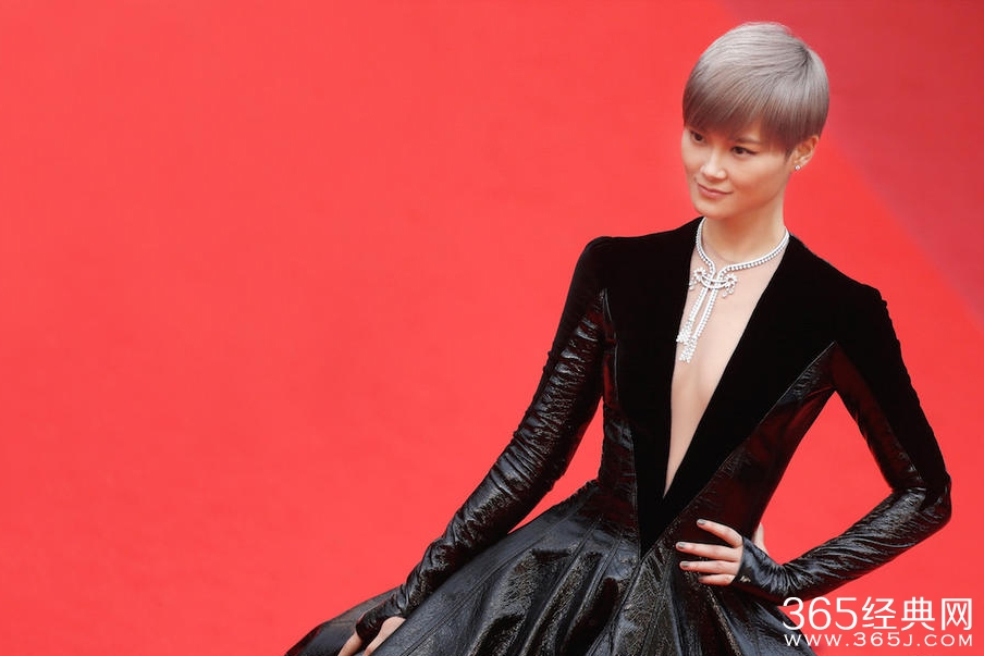 李宇春戛纳造型曝光 价值1700万的“黑天鹅”