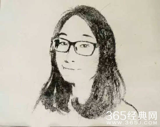 为鼓励重病好友 美术生剃光头用头发作画