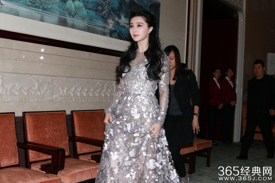 范冰冰透视装美胸隐现 肤白貌美娇艳欲滴
