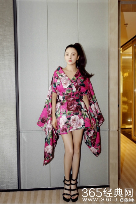 张雨绮裹花床单 大露锁骨白腿