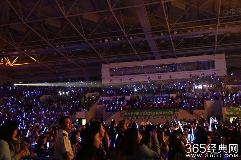 宋仲基北京见面会缩水：只是赞助商的集体高潮