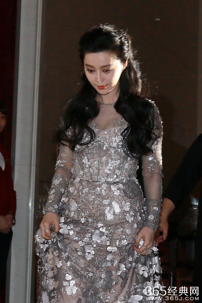 范冰冰透视装美胸隐现 肤白貌美娇艳欲滴