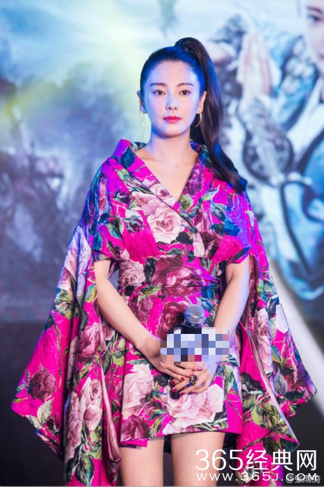 张雨绮裹花床单 大露锁骨白腿